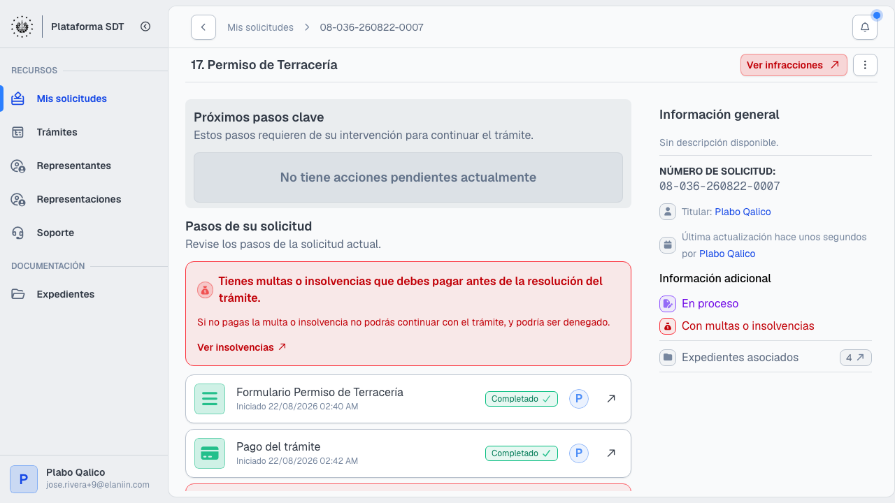 Detalle con aviso de multas en terracería